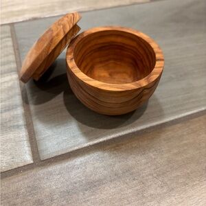 Wooden Round Lidded Box made of Olivewood. Perfect lil kitchen pinch pot 4 salt